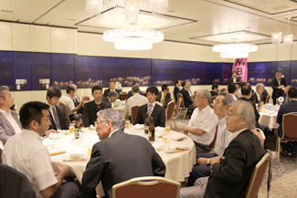 総会会場内