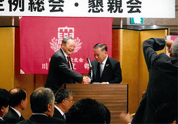 新旧支部長　固い握手