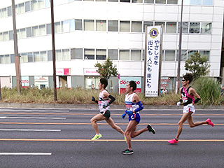 日大選手　他校選手と激走（往路）